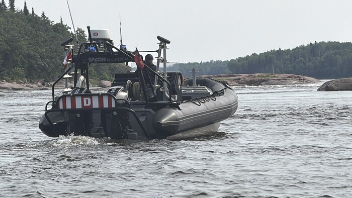 Un bateau de recherche.
