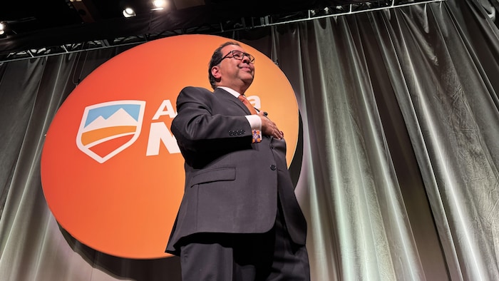 Naheed Nenshi avec une main sur le coeur.