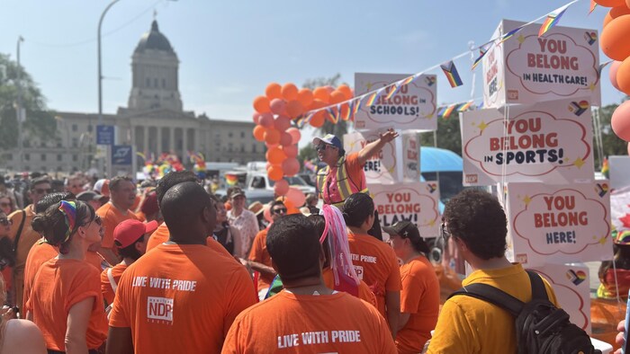 Une délégation du NPD avec leur chandail orange était présente dans le défilé de la Fierté de Winnipeg.