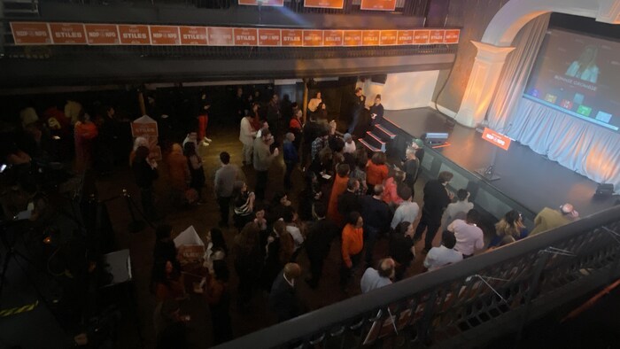 Salle avec plusieurs partisans néodémocrates