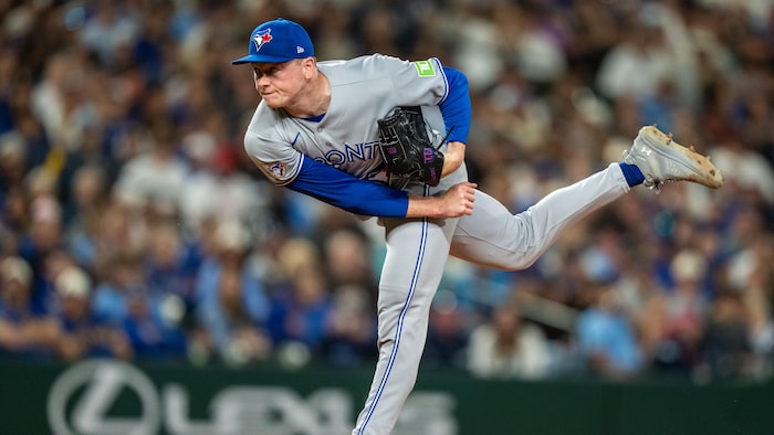Louis Varland effectue un tir dans l’uniforme gris des Blue Jays.