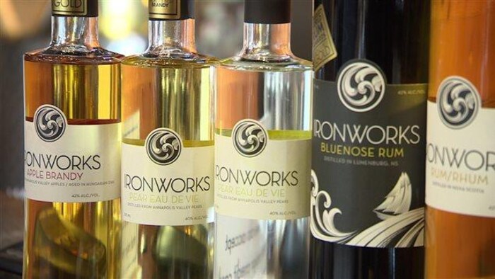 Des bouteilles d’alcool de la distillerie Ironworks de Lunenburg en Nouvelle-Écosse.