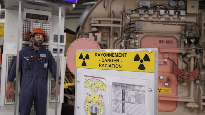 Un travailleur mesure son niveau de radiation après être sorti d'un sas de réacteur de la centrale nucléaire de Pickering.