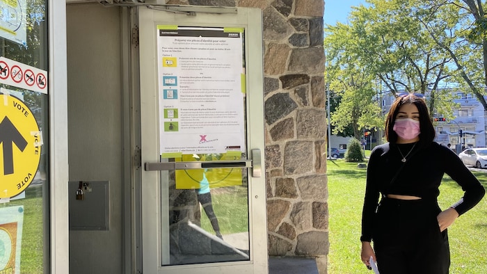Hazel De la Hoz, jeune électrice d'origine latino-américaine, devant l'entrée d'un bureau de vote