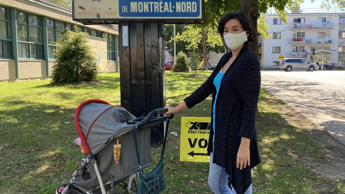 Liliana Villatoro, citoyenne résidente de Montréal-Nord, arrive au bureau de vote avec sa fille qui est dans une poussette.