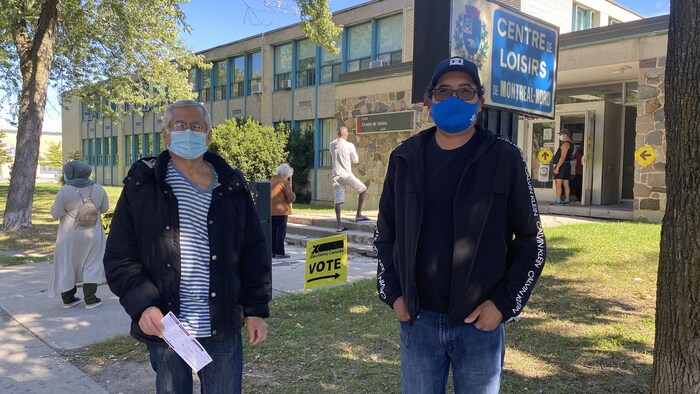 Juan Miguel Figueroa (gauche) et Manuel Cruz sont arrivés ensemble au bureau de vote du Centre de Loisirs de Montréal Nord.