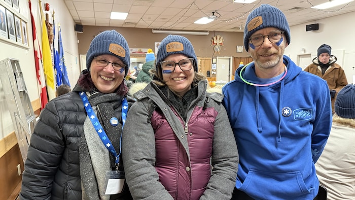 Isabelle Boucher, Sophie Dumas et Luc Petit posent avec le sourire, arborant le maquillage et la tuque de la Nuit la plus froide.