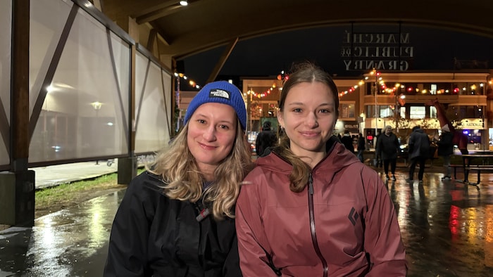 Deux femmes prennent la pose.