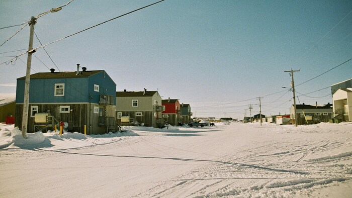 Résidences construites sur pilotis à Kuujjuarapik, le village le plus méridional des quatorze communautés inuit du Nunavik (mars 2018).