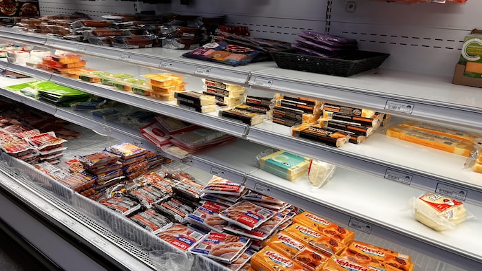 Étalage de fromages dans l'épicerie.