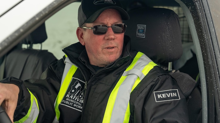Portrait de Kevin Leblanc dans son camion, le 19 mai 2025.