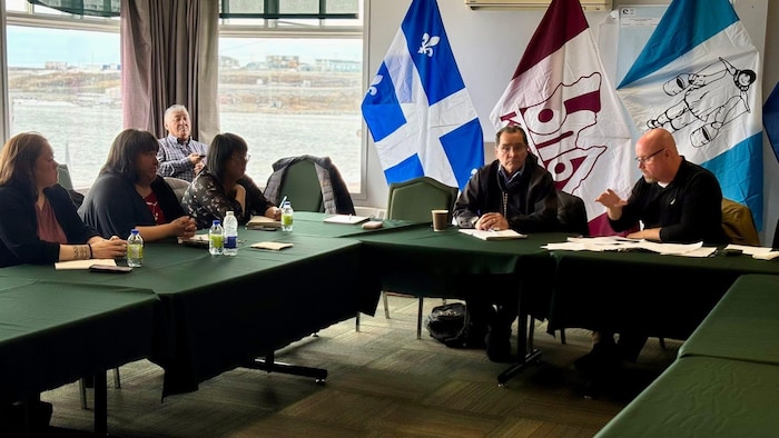 Ian Lafrenière en discussion à Puvirnituq. 