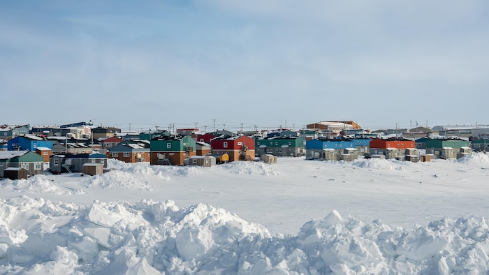 Des maisons agglomérées dans un paysage enneigé, en mars 2025. 