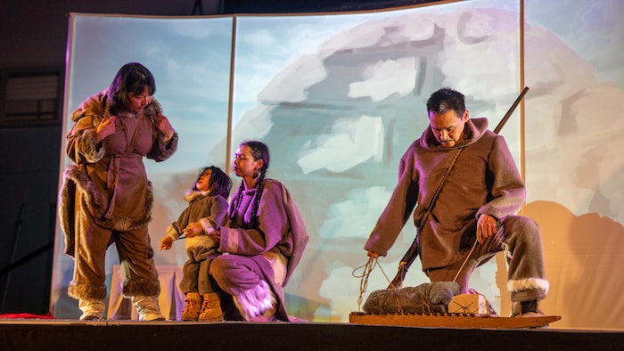 Des acteurs sur une scène jouent une pièce, en mars 2025.