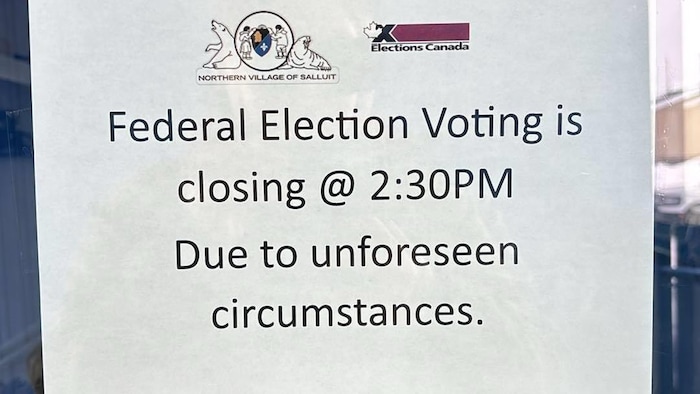 Une affiche collée sur la porte du bureau de ballot de Salluit, au Nunavik, le 28 avril 2025.
