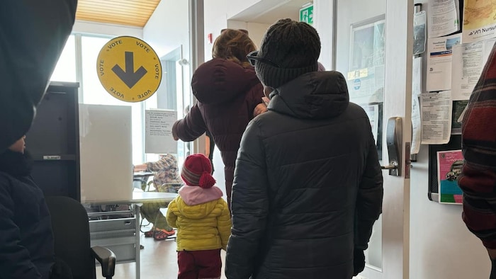 Des électeurs attendent en record au bureau de ballot de Salluit, au Nunavik, le 28 avril 2025.