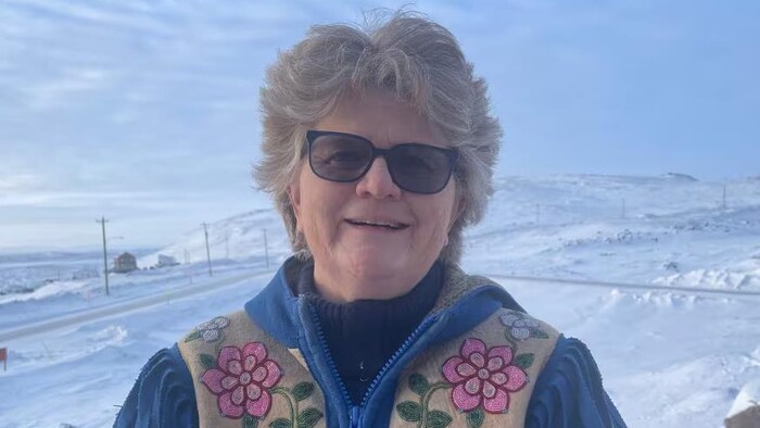 Anne Crawford portant une veste brodée, en hiver, à Iqaluit, au Nunavut.