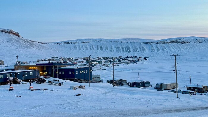 Des maisons enneigées à Arctic Bay, au Nunavut, le 27 février 2025.
