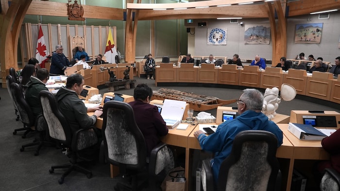 Des ministres et des députés du Nunavut réunis en Chambre. 