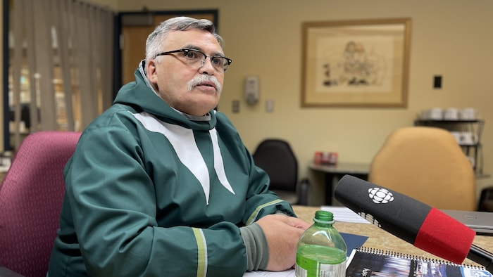 Lorne Kusugak s'adresse aux médias.