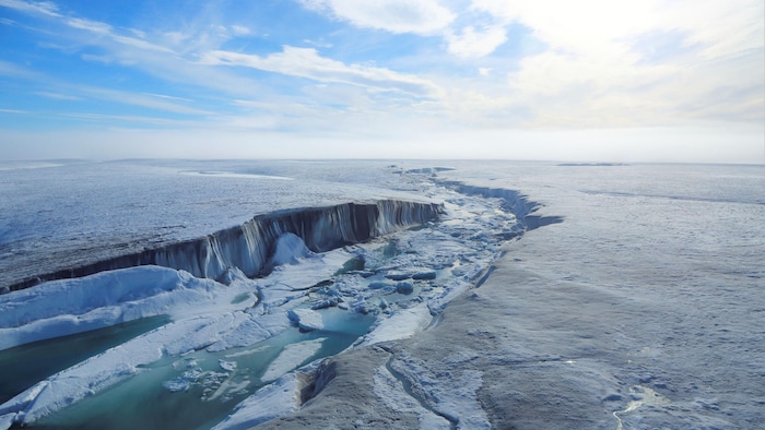 Une fissure dans un plateau de glace, dans l'Extrême-Arctique, en 2022.