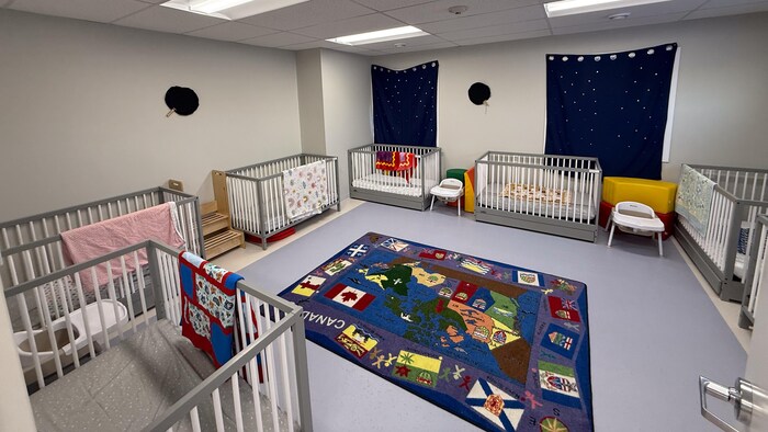 Des lits dans une chambre d'enfants d'une garderie d'Apex, près d'Iqaluit, le 28 février 2025.