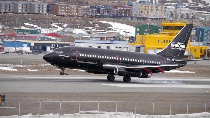 Un avion de type Boeing 737-200 sur le tarmac de l'aéroport d'Iqaluit, au Nunavut.