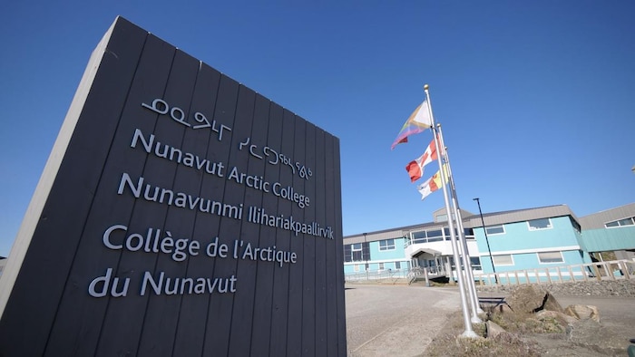 La façade extérieure d'un bâtiment du Collège de l'Arctique du Nunavut, à Iqaluit, le 31 août 2022.