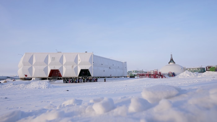Des élèves attendent dans la cour de récréation de l'école élémentaire Nakasuk d'Iqaluit, en hiver.