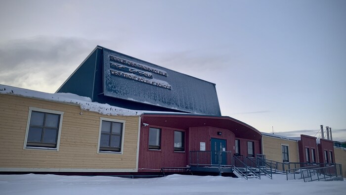 La façade extérieure de l'École des Trois-Soleils d'Iqaluit durant l'hiver.