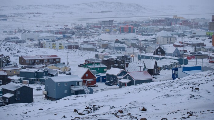 Une vue d'Iqaluit avec des maisons enneigées, le 15 décembre 2023.