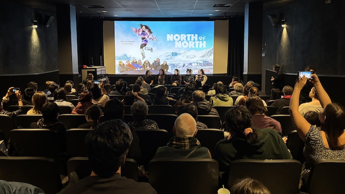 Des spectacteurs sont assis dans une salle du cinéma Astro Hill Theatre, à Iqaluit, au Nunavut, le 16 décembre 2024.
