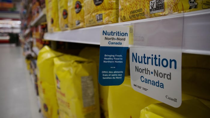 Une étiquette de Nutrition Nord est collée sur une étagère sur laquelle est disposée des sacs de farine, à l'épicerie Northmart d'Iqaluit, au Nunavut, le 15 décembre 2023.