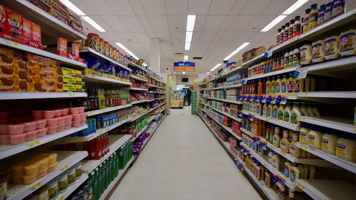 Une allée d'épicerie, à Iqaluit, au Nunavut.
