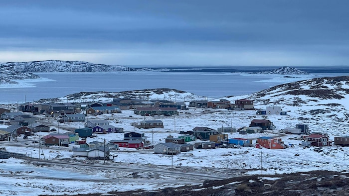 Vue depuis une colline de la baie de Frobisher.