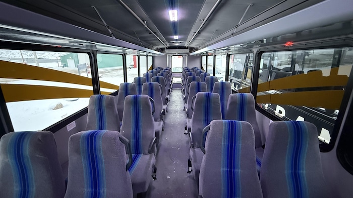 L'intérieur d'un autobus.