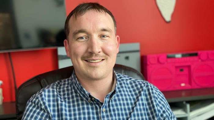 Joe Savikataaq junior regarde la caméra en souriant.