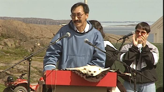 Un politicien parle devant un micro, à Kugluktuk, anciennement connue sous le nom de Coppermine, le 9 juillet 1993.