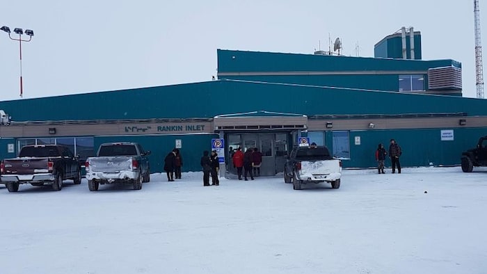 La façade extérieure de l'aéroport de Rankin Inlet, durant l'hiver.