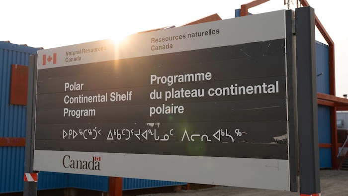 Une pancarte du Programme du plateau continental polaire, en juillet 2022.