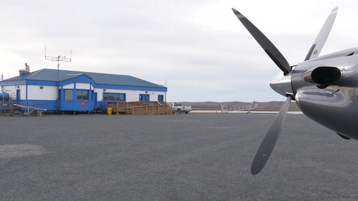 L'hélice d'un avion sur le tarmac de l'aéroport de Sanikiluaq, au Nunavut, en octobre 2021.