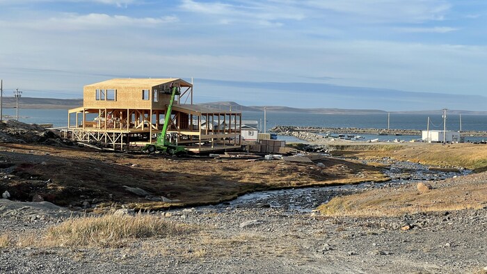 Un logement en construction dans la communauté de Sanikiluaq. 
