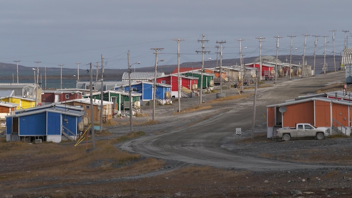 Des maisons colorées sur une rue de Sanikiluaq, au Nunavut, en octobre 2021.