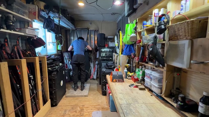 Un jeune s'entraîne sur une machine.