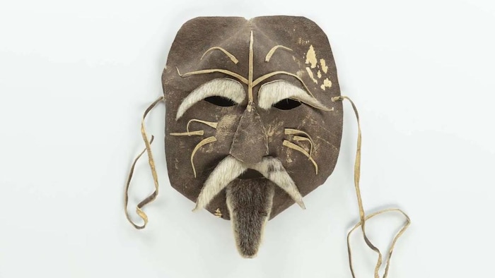 Un masque traditionnel pour le tivajuut.
