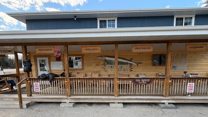L'hôtel et magasin Nutimik Lodge.
