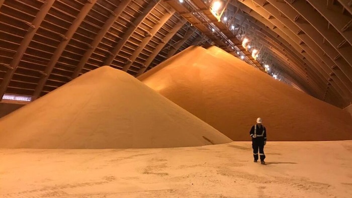 Une personne dans une mine de potasse.