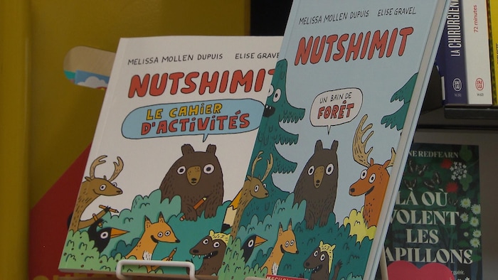 Deux livres pour enfants de Mélissa Mollen Dupuis et Élise Gravel posés côte à côte sur un présentoir