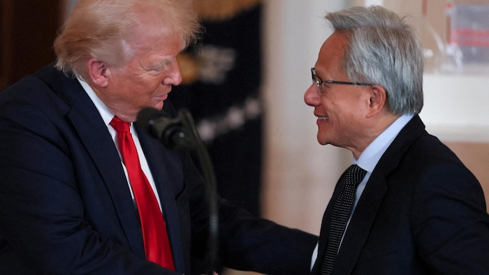 Le PDG de NVIDIA, Jensen Huang, et le président américain Donald Trump se serrent la main.