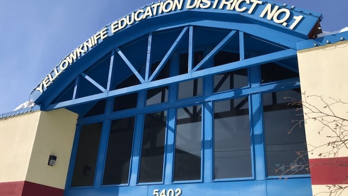 La façade extérieure du bâtiment du District scolaire n°1 de Yellowknife, aux Territoires du Nord-Ouest.